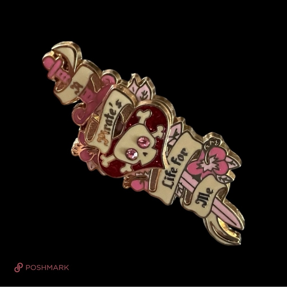 💖 Disney Pirates of the Caribbean 2007 Skull Heart Trading Pin 💖